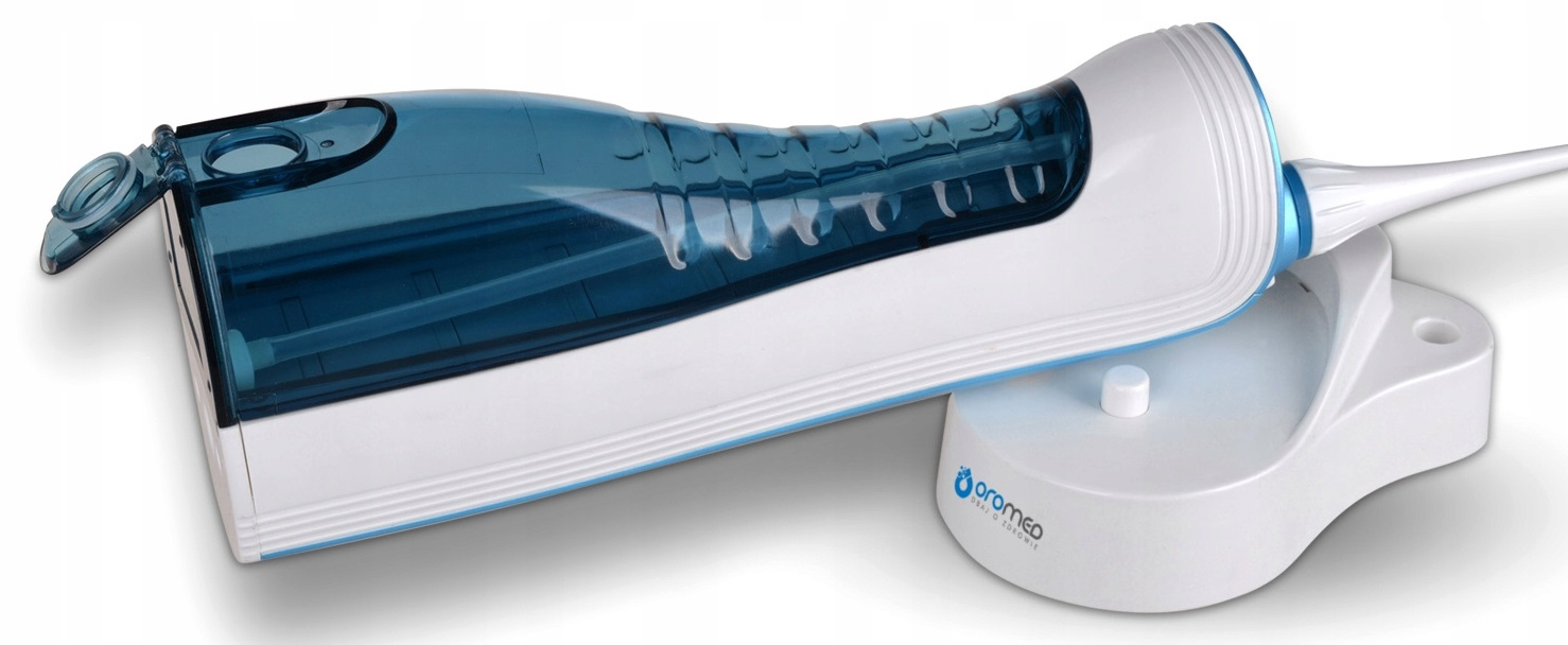 Biało-niebieski irygator do zębów, na podstawce. Ma cienką dyszę i przezroczysty zbiornik na wodę.