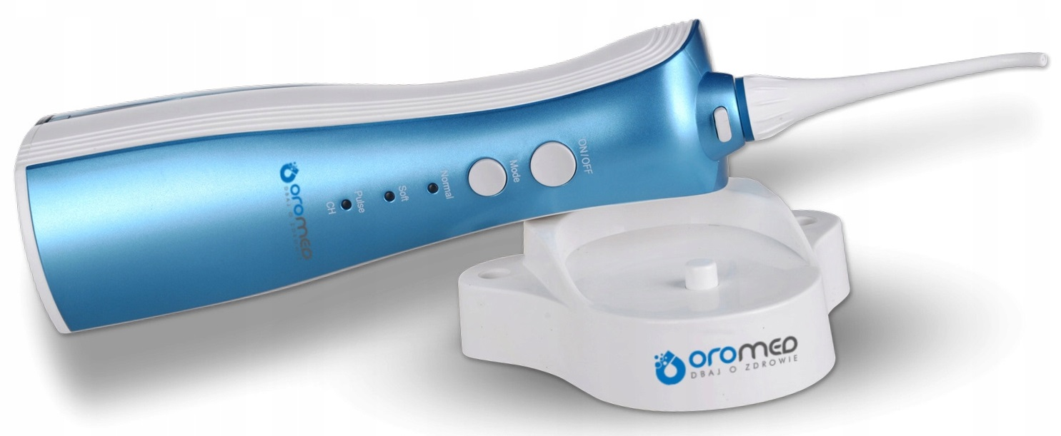 Niebiesko-biały irygator do jamy ustnej z podstawą ładującą. Ma przyciski i dyszę. Marka to Oromed.