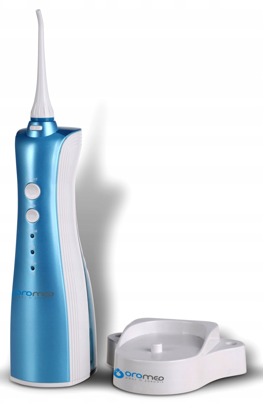 Niebiesko-biały irygator do jamy ustnej OROMED z podstawką ładującą. Urządzenie ma przyciski i tryby. Białe tło.