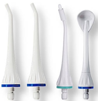 Cztery białe końcówki szczoteczek do zębów z niebieskimi akcentami. Różne wzory do higieny jamy ustnej.