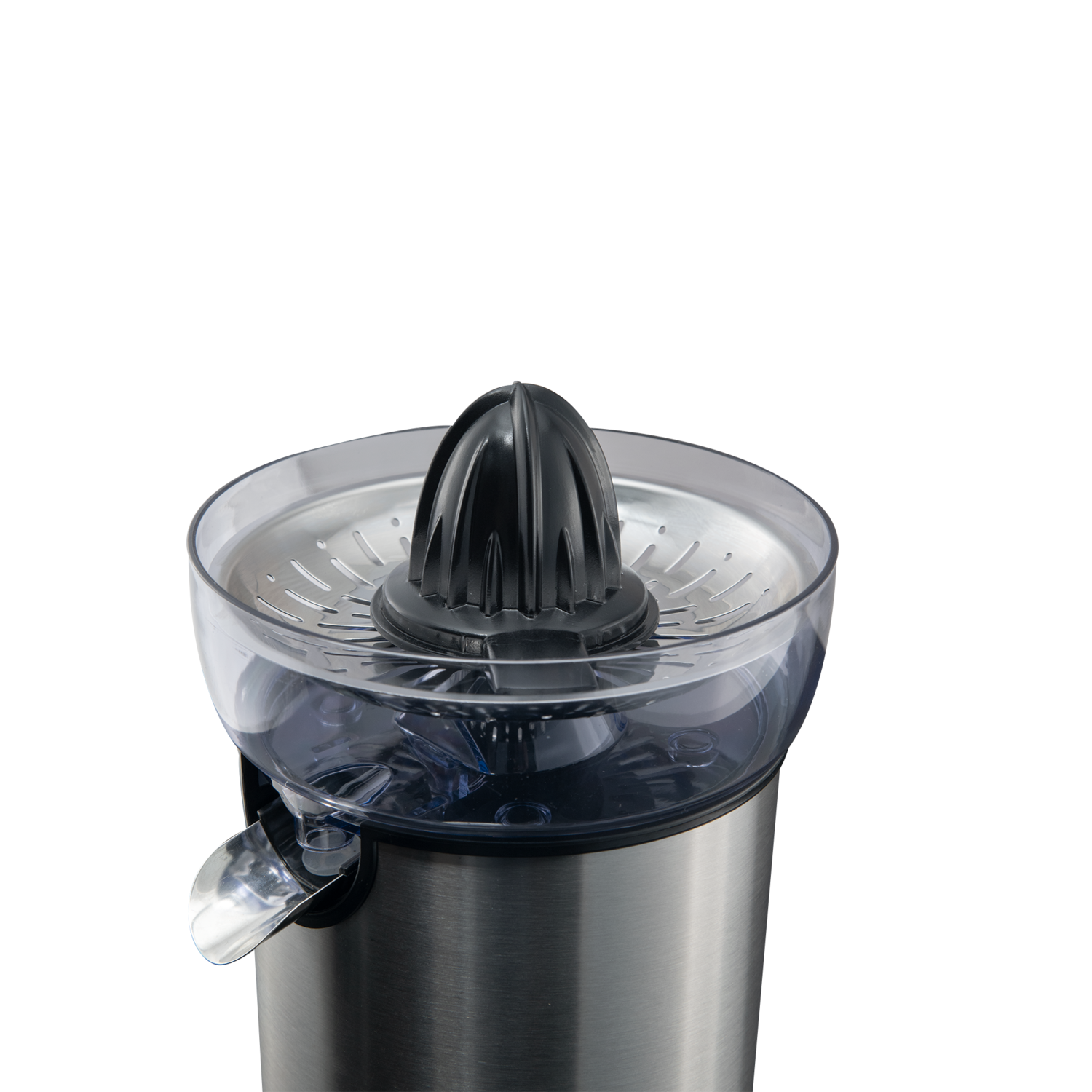 Een citruspers van roestvrij staal met een doorzichtige plastic zeef en een zwarte ruimer op een zwarte achtergrond.