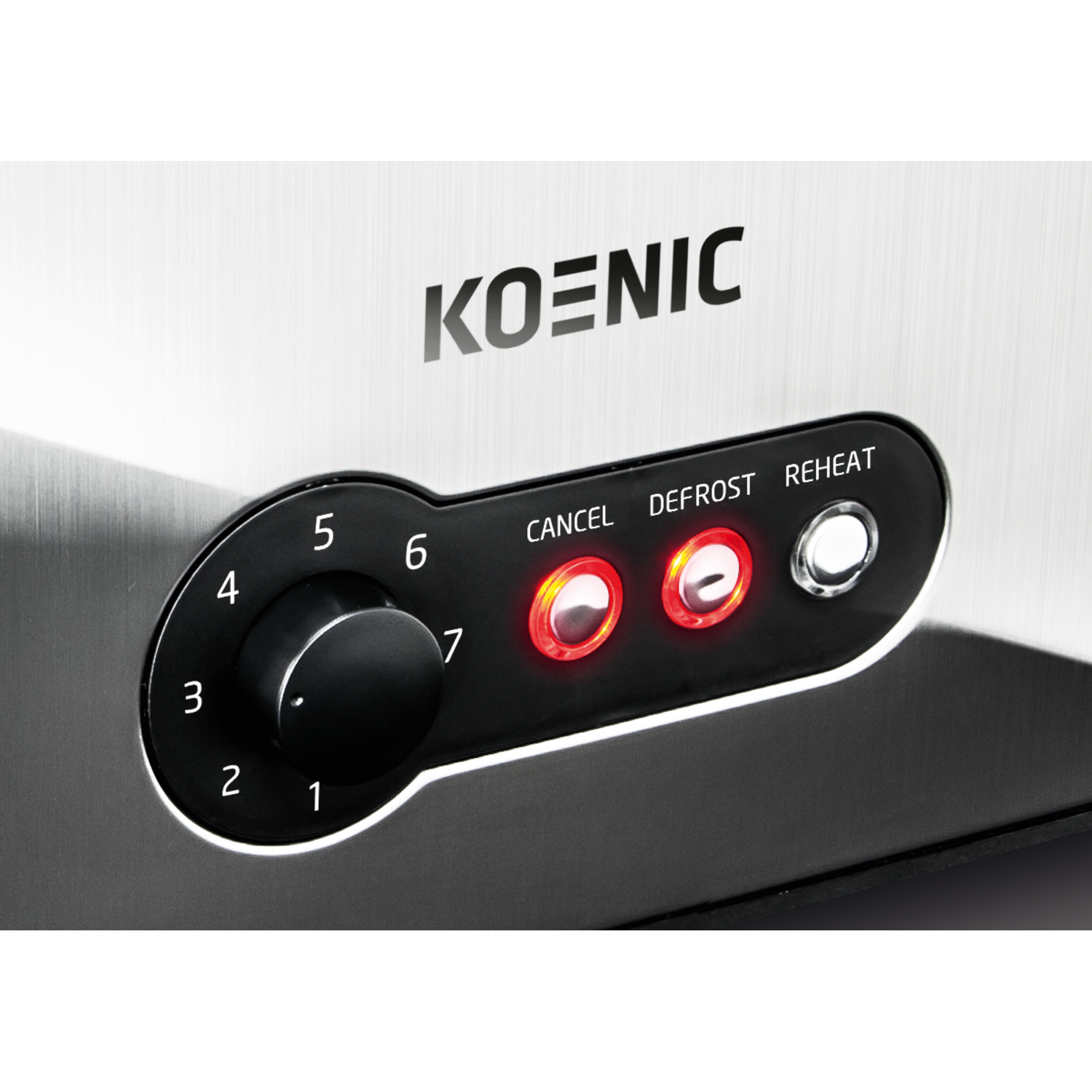 Close-up van het bedieningspaneel van een Koenic broodrooster. Inclusief draaiknop en knoppen.
