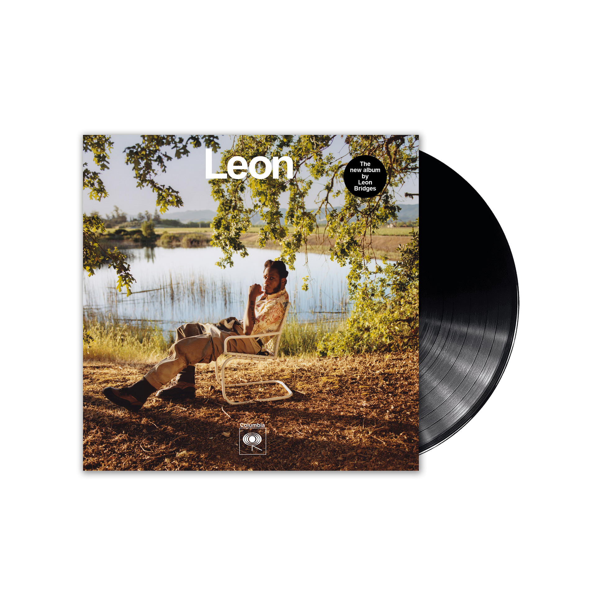 Vinylplatte des Albums von Leon Bridges. Das Cover zeigt Leon draußen sitzend. Rechts ist eine schwarze Platte.
