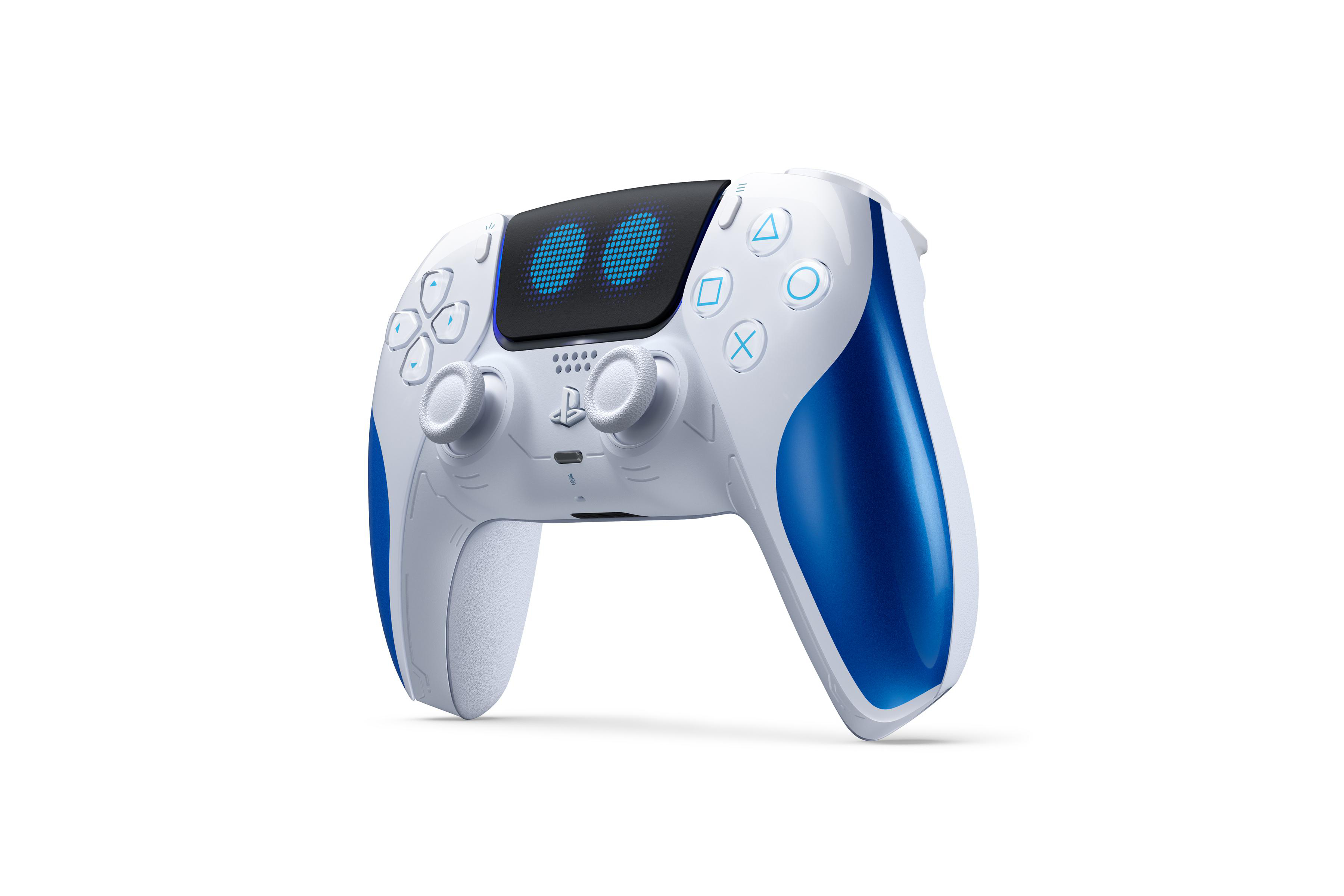 Weiß-blauer PS5-Controller mit Knöpfen und Bildschirm. Weißer Hintergrund.