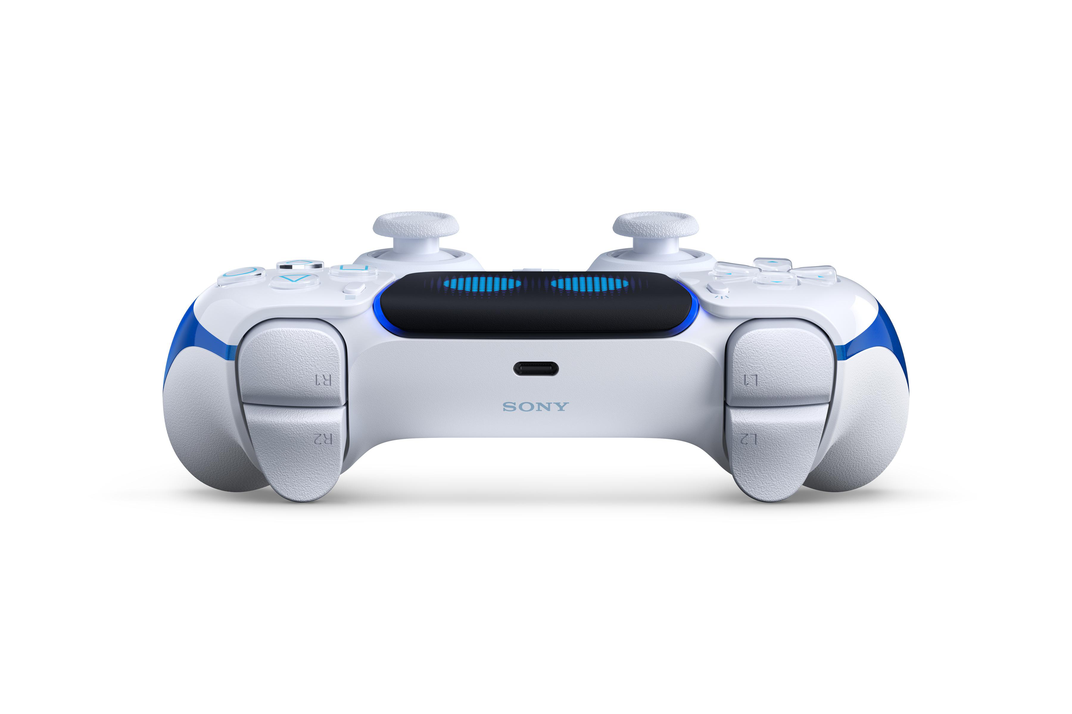 PS5-Controller-Rückansicht, weiß und blau, mit Knöpfen und dem Sony-Logo.