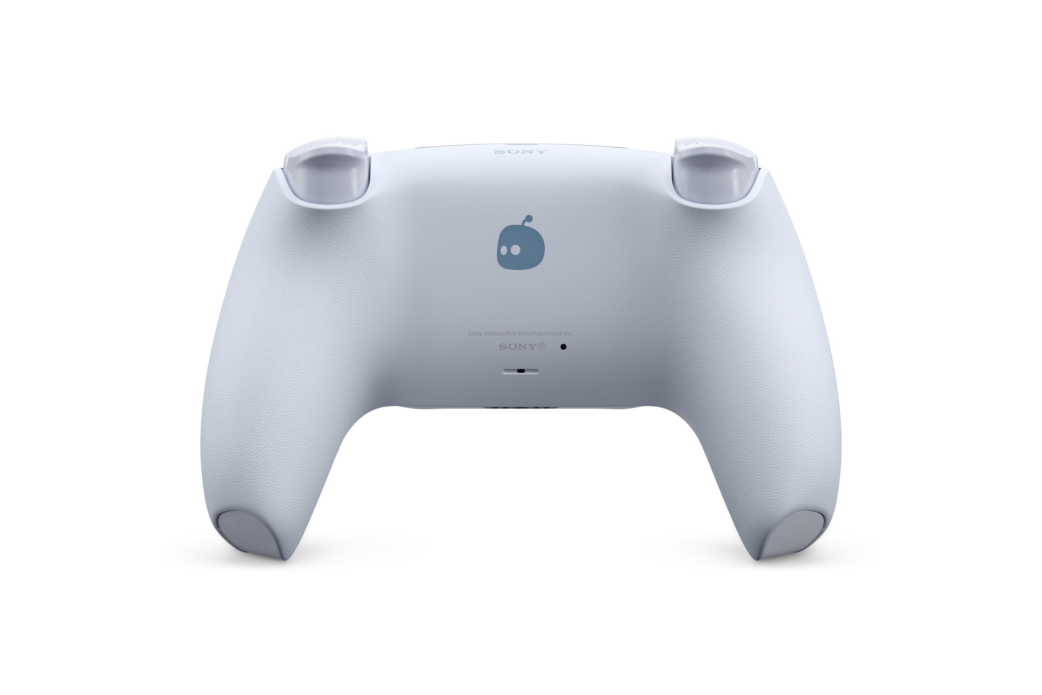 Rückseite eines hellblauen Gamecontrollers mit Logo. Weißer Hintergrund.