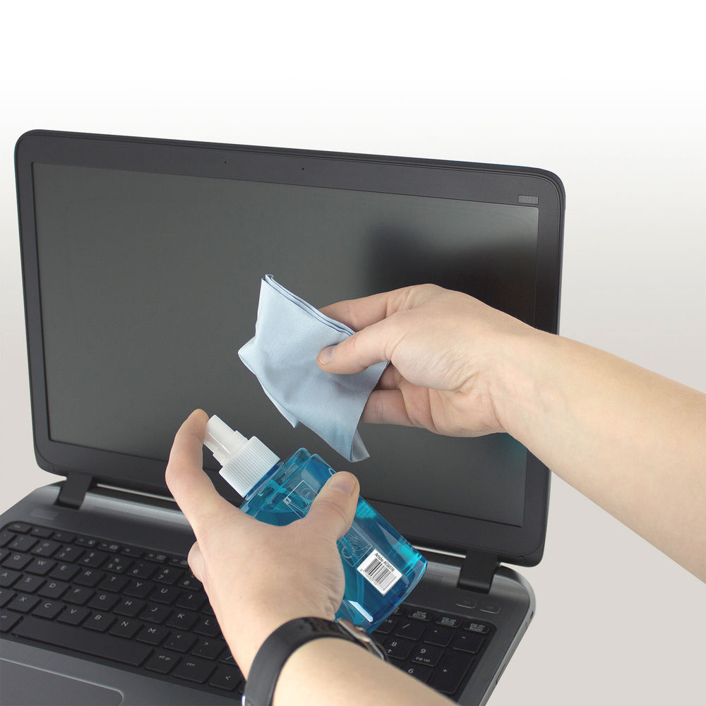 Kéz egy laptop képernyőjét tisztítja kék ruhával és szórófejes palackkal.