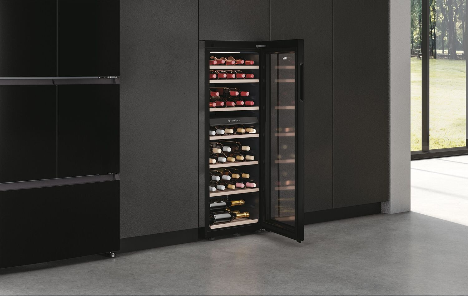 Una vinoteca con varias botellas de vino, abierta, en un entorno de cocina.