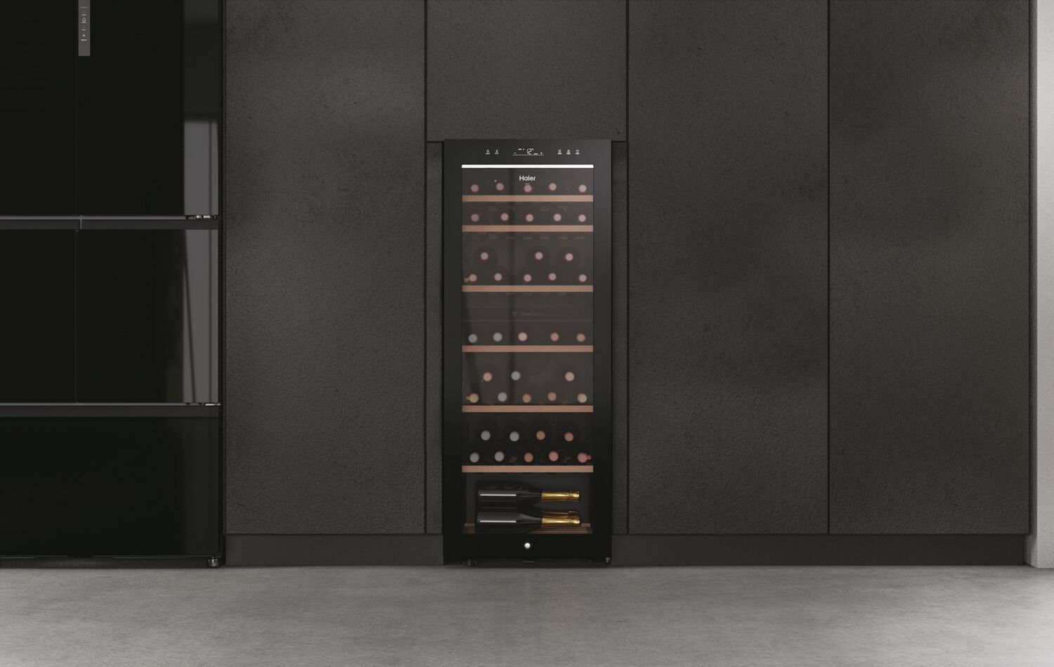 Una vinoteca negra incorporada en armarios oscuros, con puerta de cristal que revela botellas de vino y un logotipo Haier.