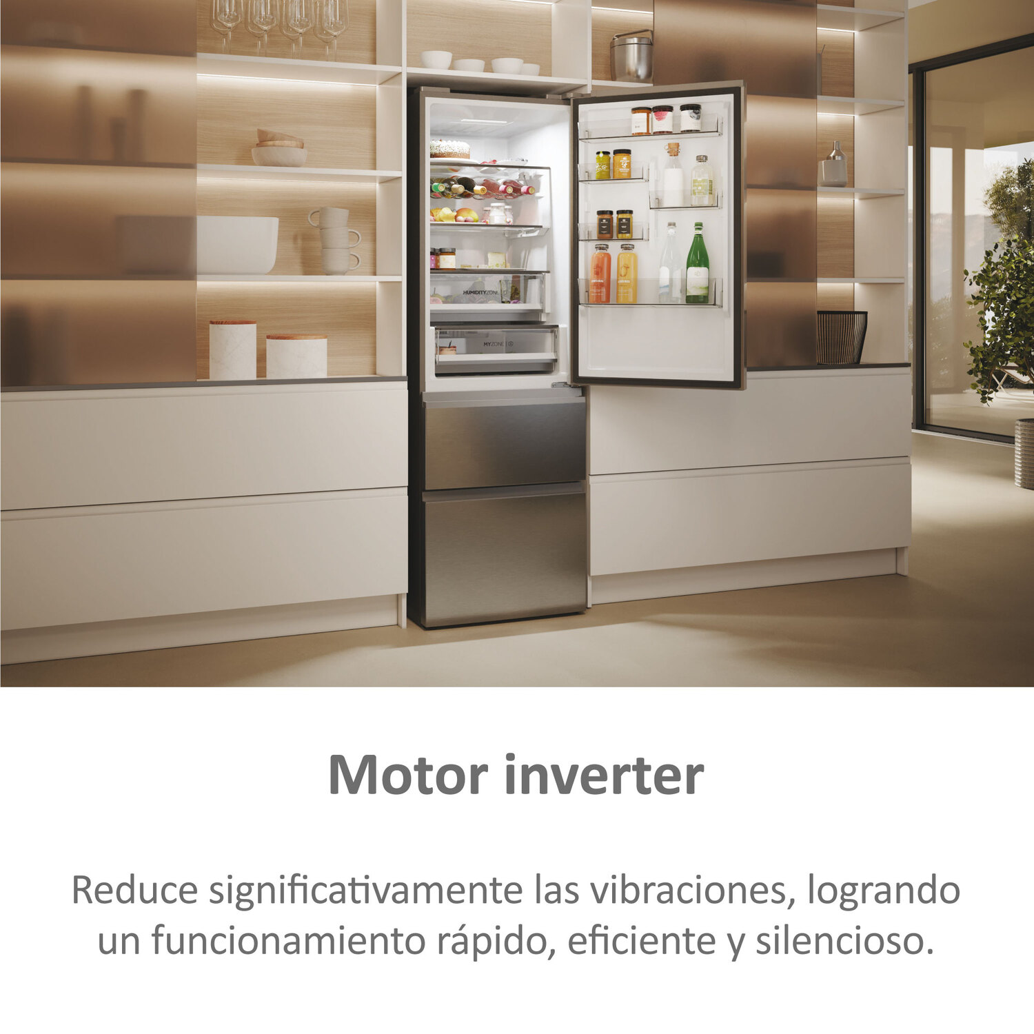 Refrigerador con puertas abiertas, mostrando comida en su interior. El fondo muestra gabinetes y estantes de cocina.