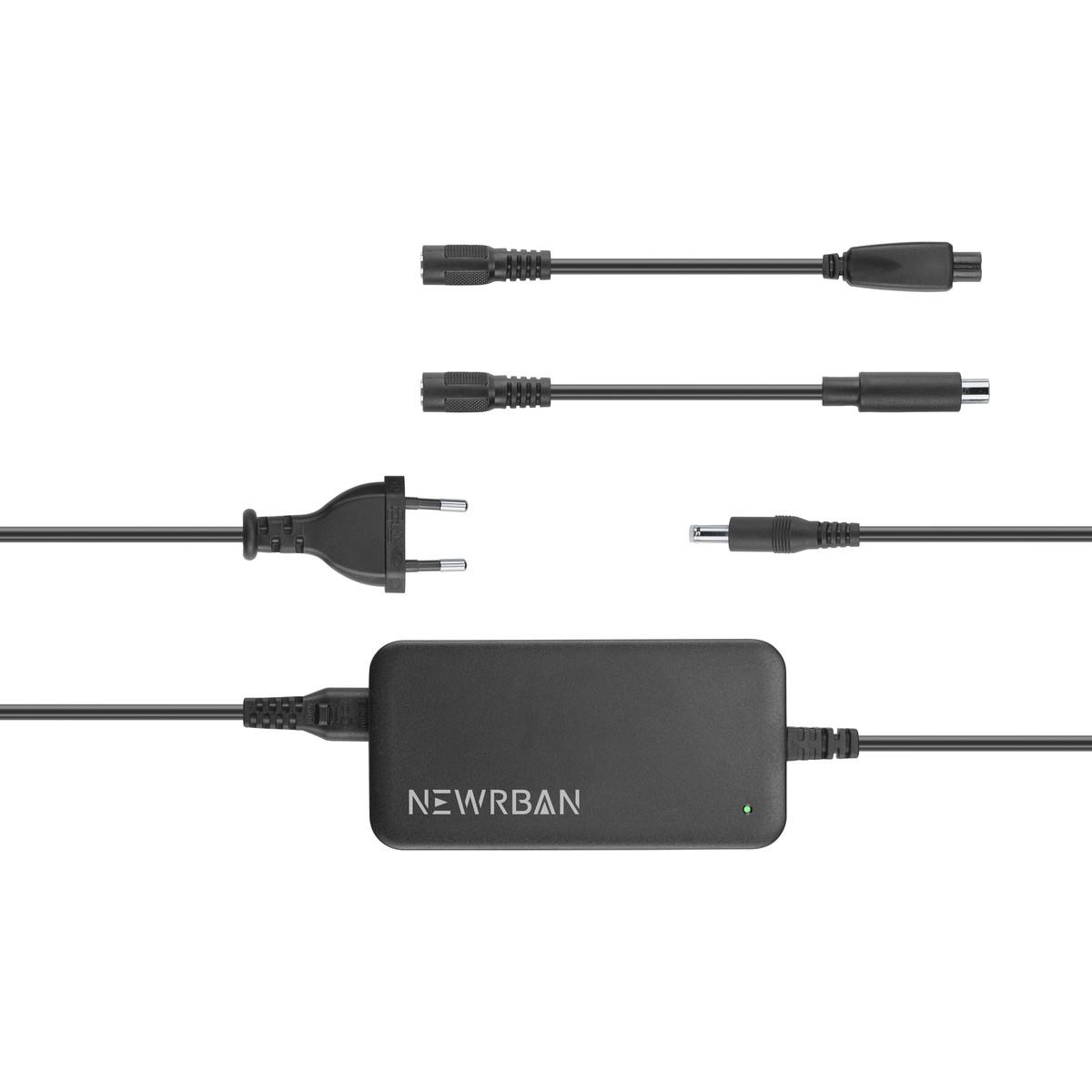 Ein Netzteil und mehrere Kabel für verschiedene Geräte.