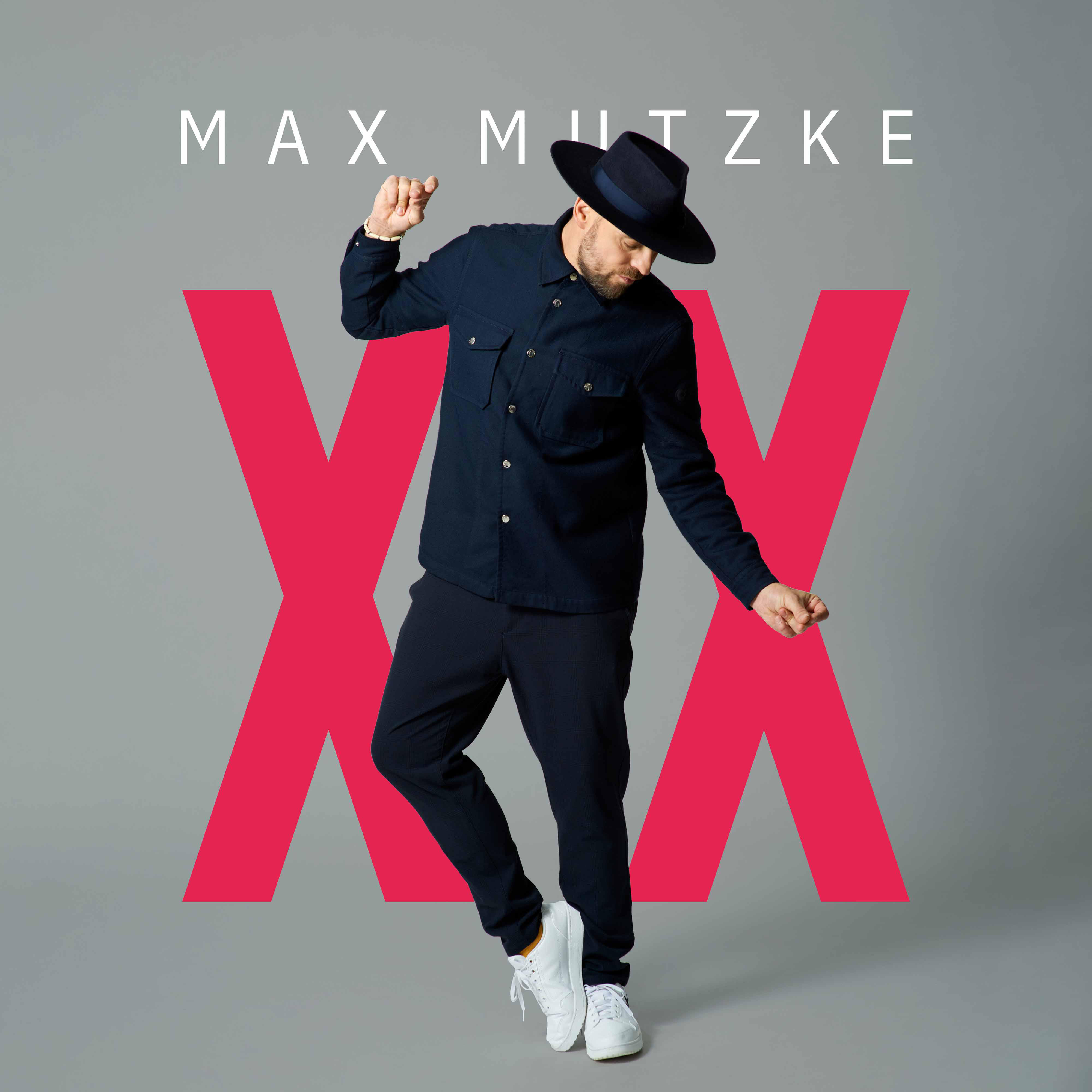 Albumcover: Max Mutzke tanzt vor einem großen 'XX' in Rot auf grauem Hintergrund.