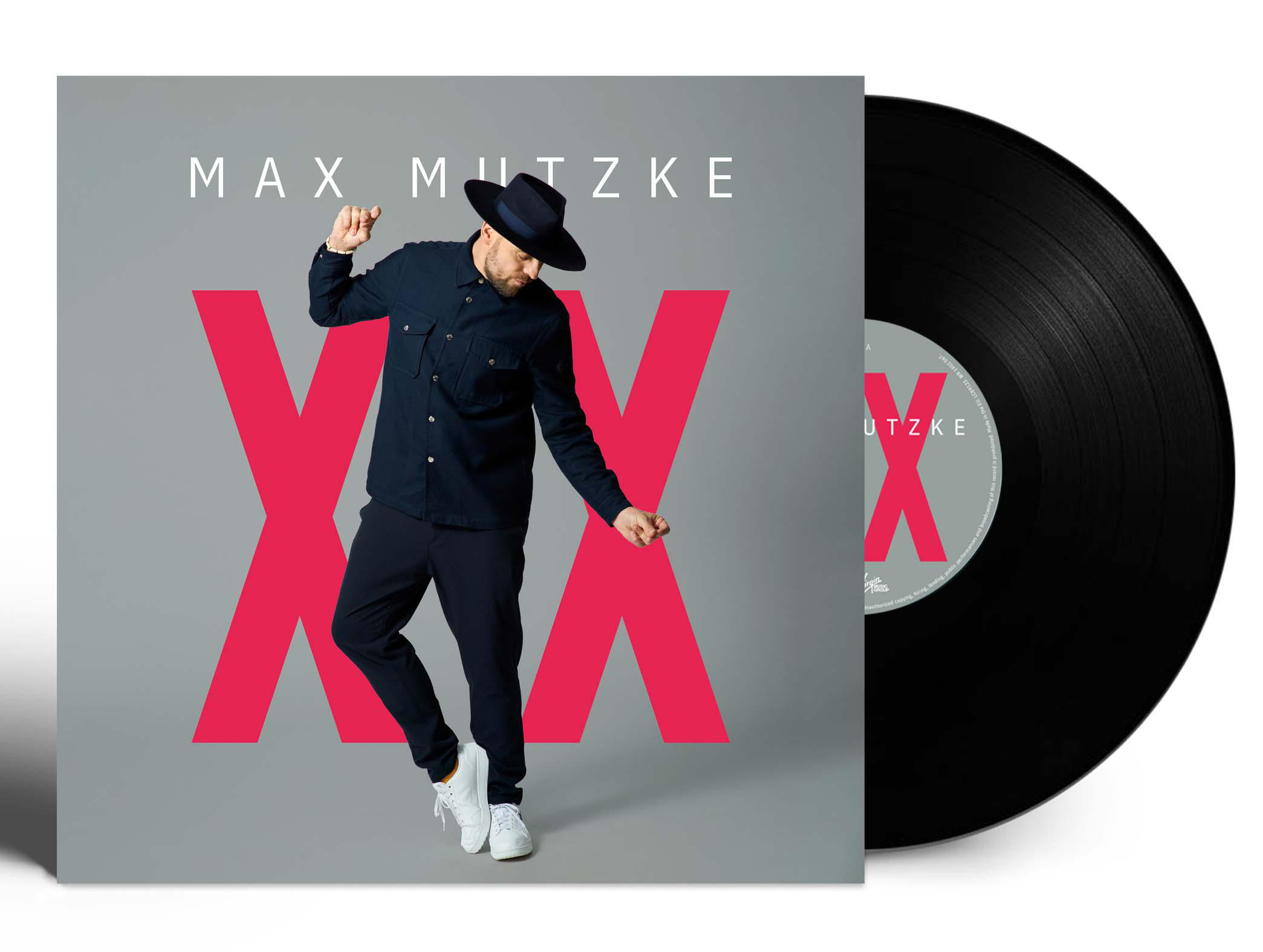 Albumcover. Mann in dunkler Kleidung, posiert vor rosa XX-Buchstaben. Schallplatte.