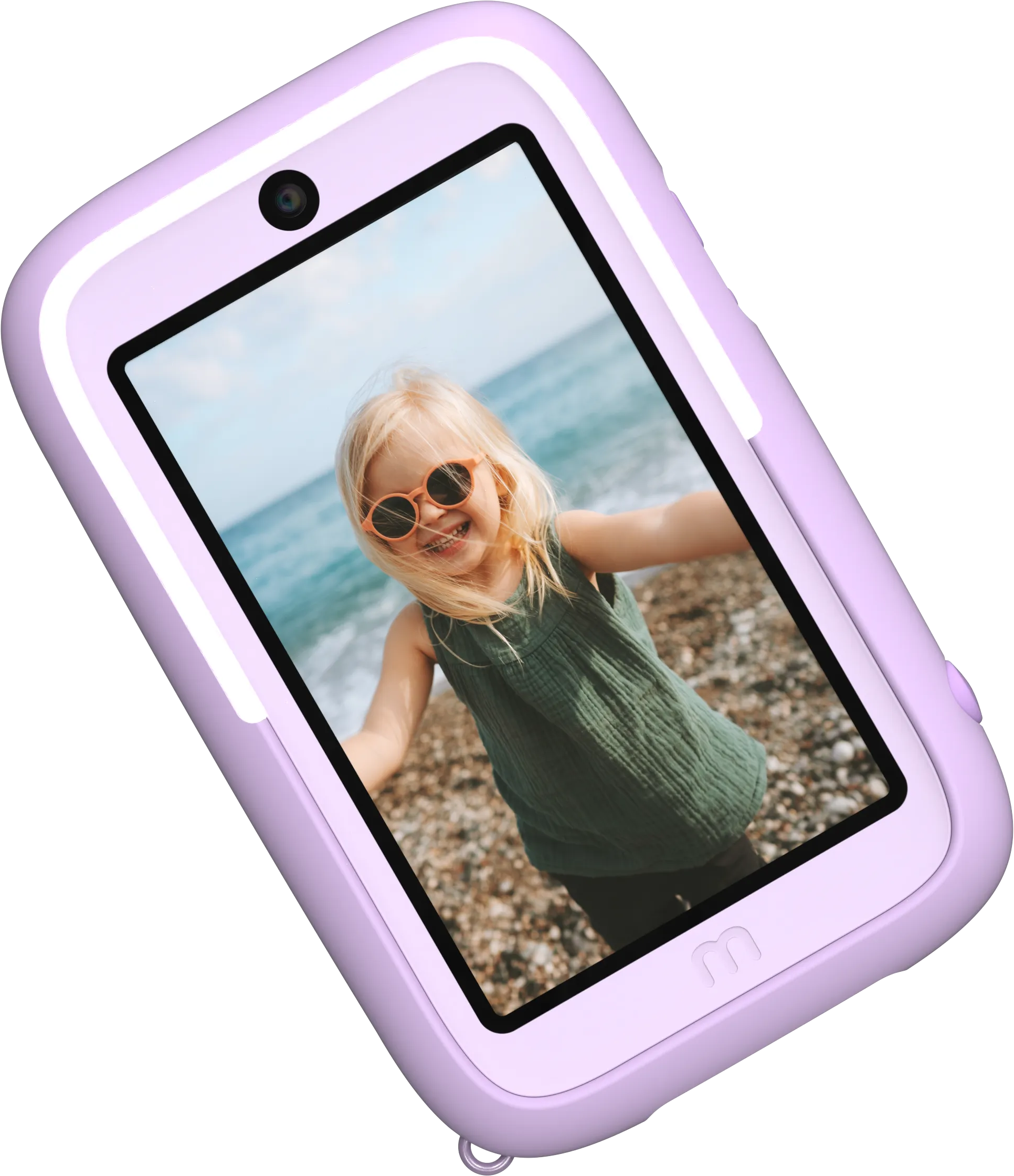 Ein Kind macht ein Selfie auf einem violetten Tablet am Strand.