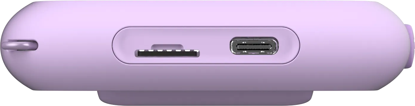 Unterseite eines lila Geräts mit SD-Kartensteckplatz, USB-C-Anschluss und Schlaufe.