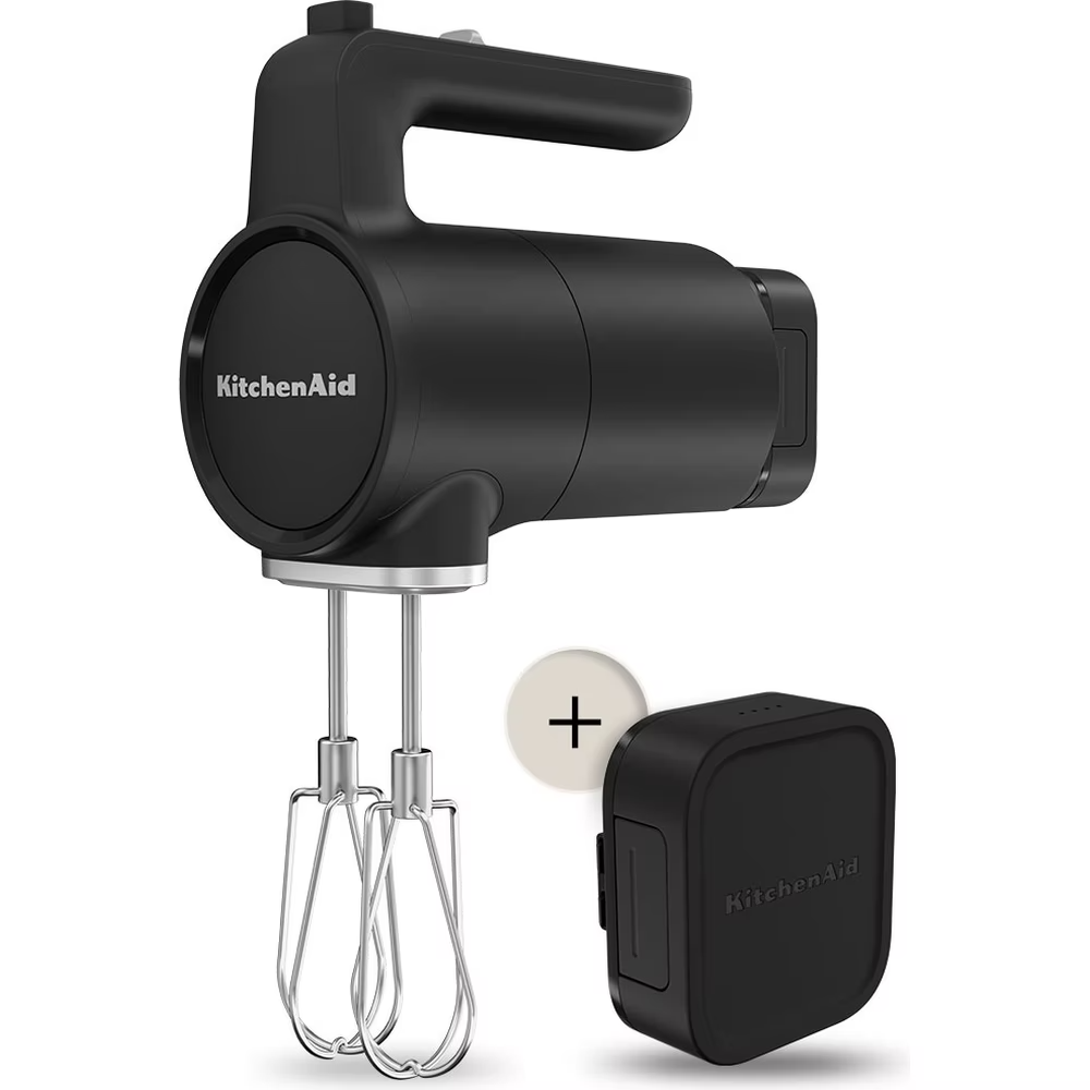 Batidora de mano KitchenAid negra con batidores y base de carga.