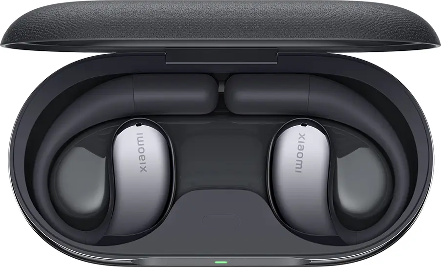 Ohrhörer in einem schwarzen Ladecase. Die Ohrhörer sind silberfarben mit dem Wort 'xiaomi'.