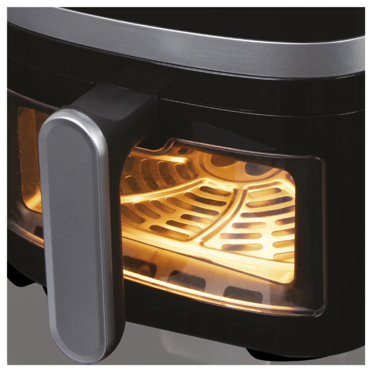 Zwarte airfryer, vooraanzicht. Toont de handgreep, het raam en de binnenkant. Zwarte behuizing.