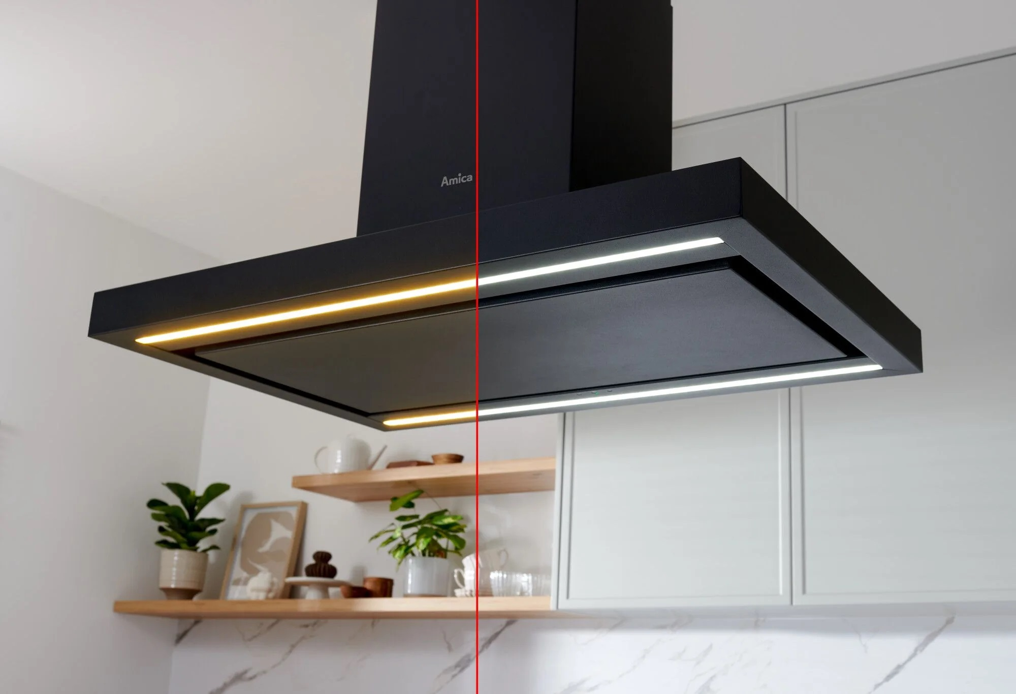 Czarny okap Amica z oświetleniem LED, zamontowany na ścianie nad drewnianą półką i roślinami.