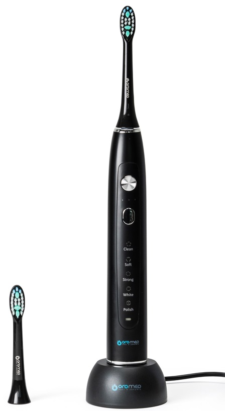 Czarna elektryczna szczoteczka do zębów na podstawie ładującej, z zapasową główką.