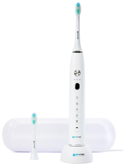 Biała elektryczna szczoteczka do zębów z podstawką ładującą, zapasową końcówką i etui podróżnym.