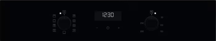 Zbliżenie panelu sterowania piekarnika. Pokrętła, wyświetlacz cyfrowy 12:30 i regulatory temperatury.