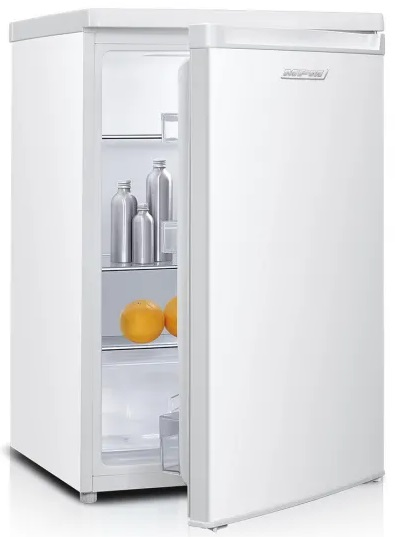 Biała mini-lodówka z uchylonymi drzwiami. Wewnątrz srebrne butelki i pomarańcze. Lodówka ma logo.