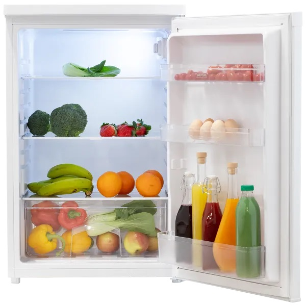 Otwarta lodówka wypełniona jedzeniem. Widoczne są brokuły, truskawki, pomarańcze, banany, warzywa, jajka i butelki soku.