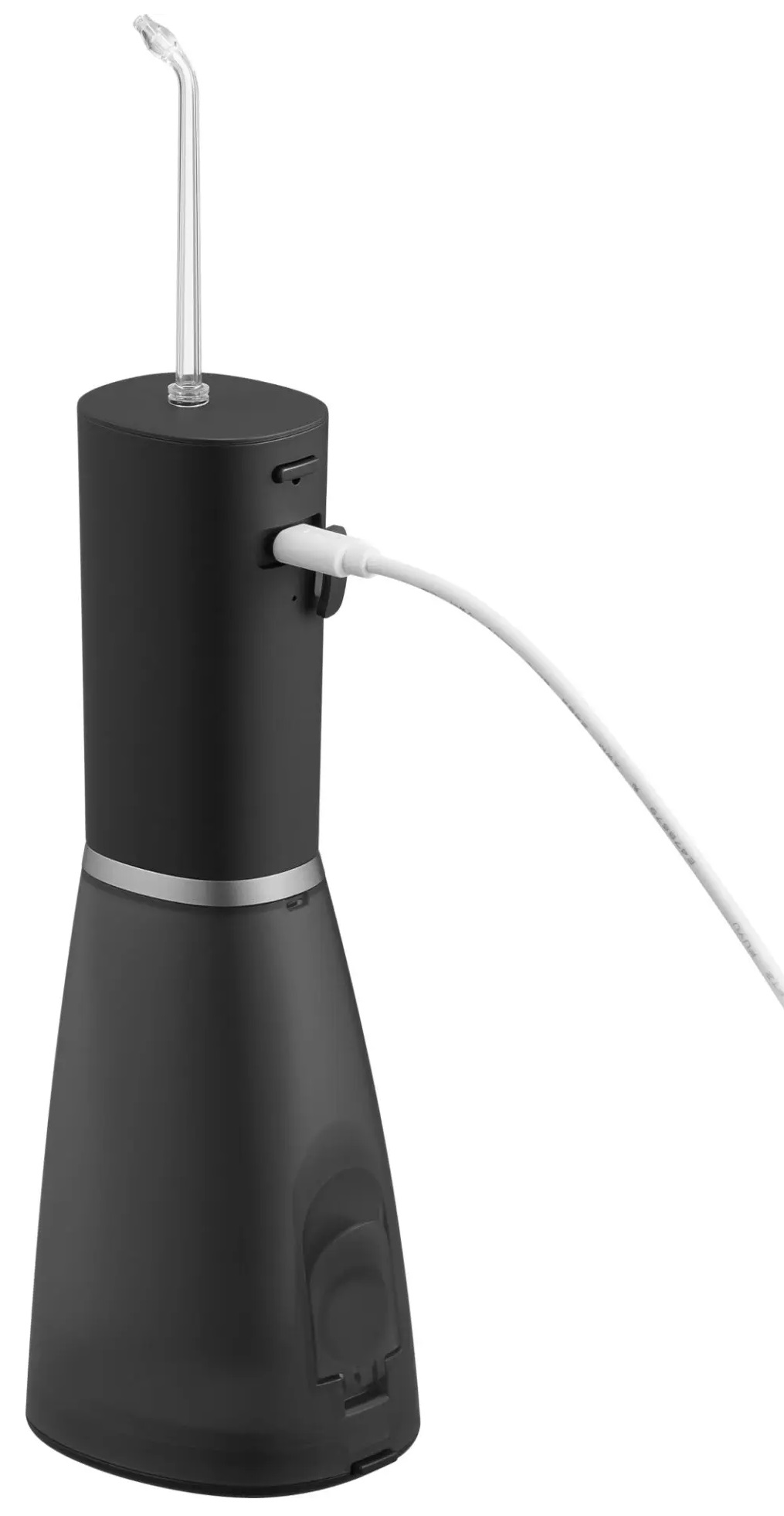 Czarny irygator do jamy ustnej z białym kablem ładującym, na białym tle.