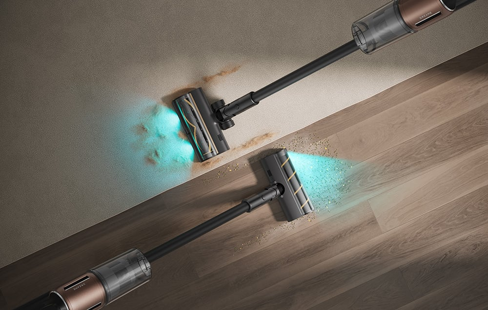 Dwie głowice odkurzacza czyszczą powierzchnie, jedna z plamami, druga czysta.