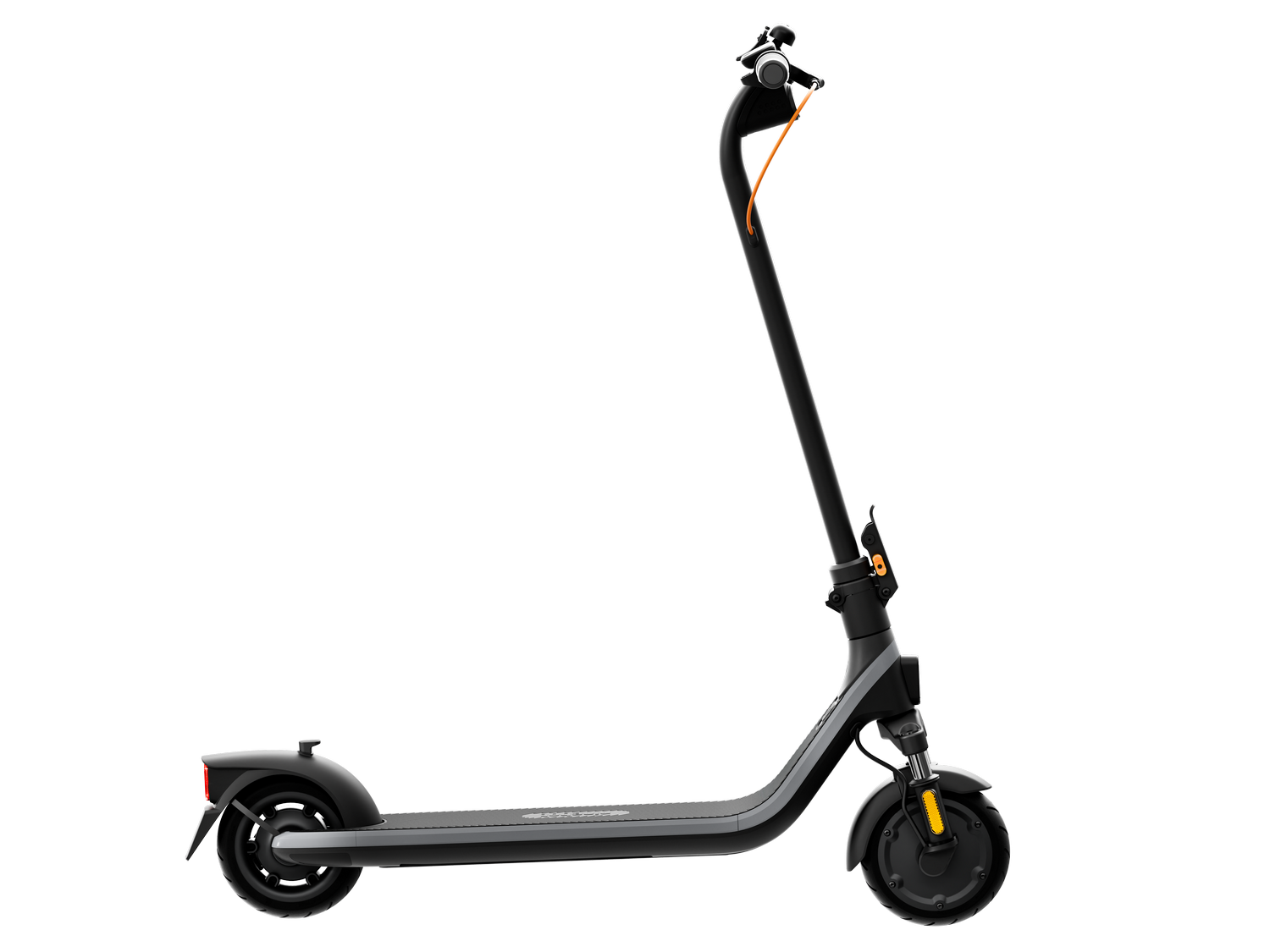 Un patinete eléctrico en vista de perfil contra un fondo negro, con un cable naranja.