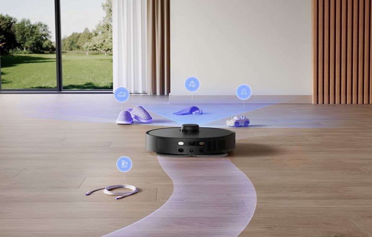 Czarny odkurzacz robot na drewnianej podłodze. Wyświetlane są obiekty i ikony.