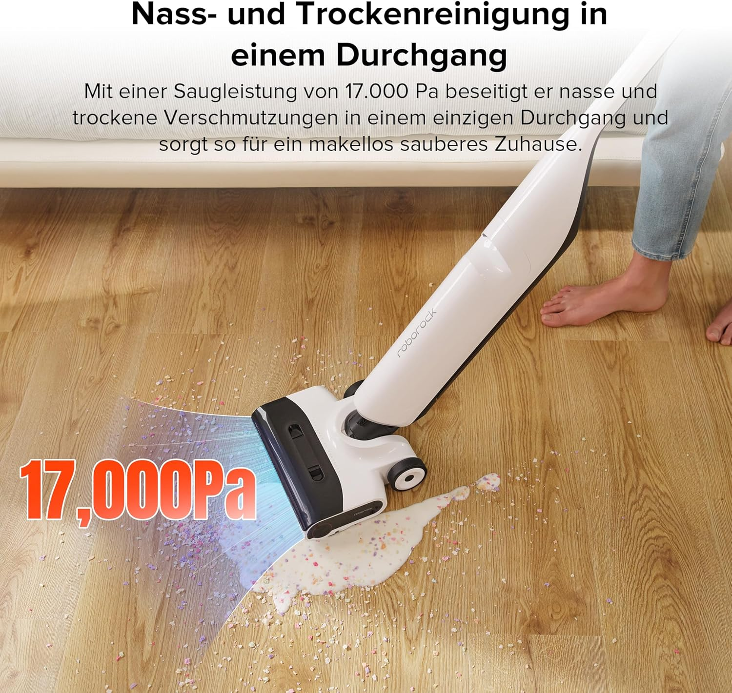 Aspirateur nettoyant un sol en bois. Texte : 17 000 Pa, montrant le nettoyage à sec et humide.