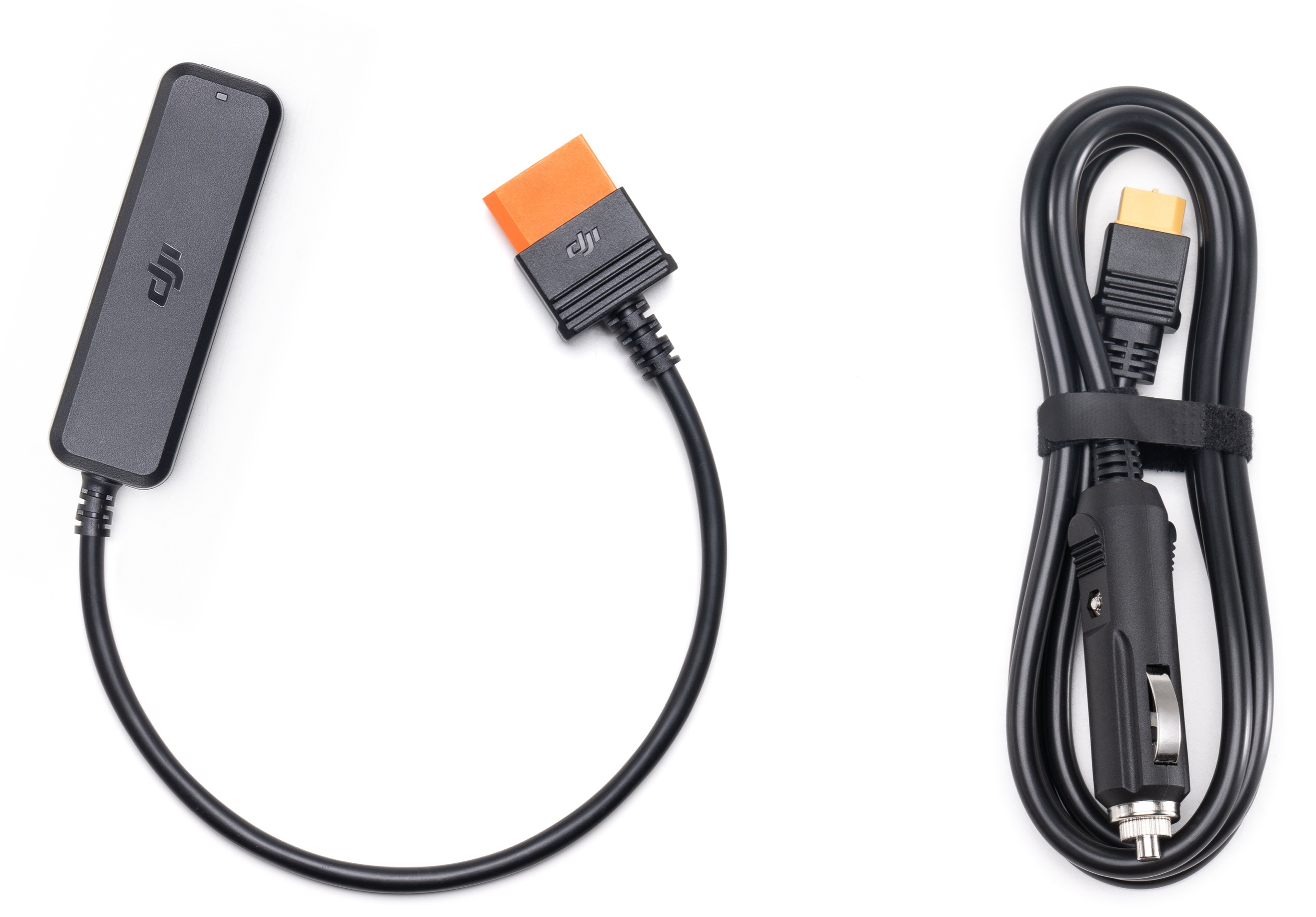 Kable DJI: małe, szare urządzenie z kablem i czarny kabel z końcówką ładowarki samochodowej.