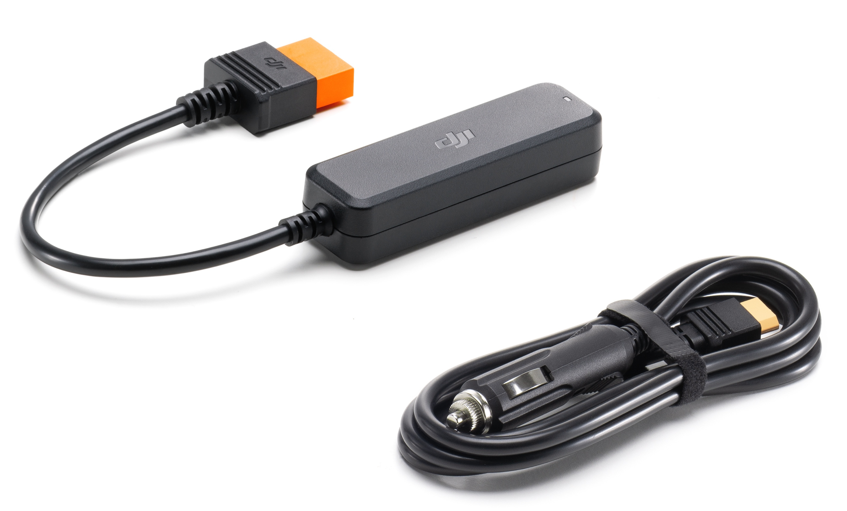 Czarne i pomarańczowe urządzenie DJI z dwoma kablami, jednym z pomarańczowym złączem i drugim z wtyczką samochodową.