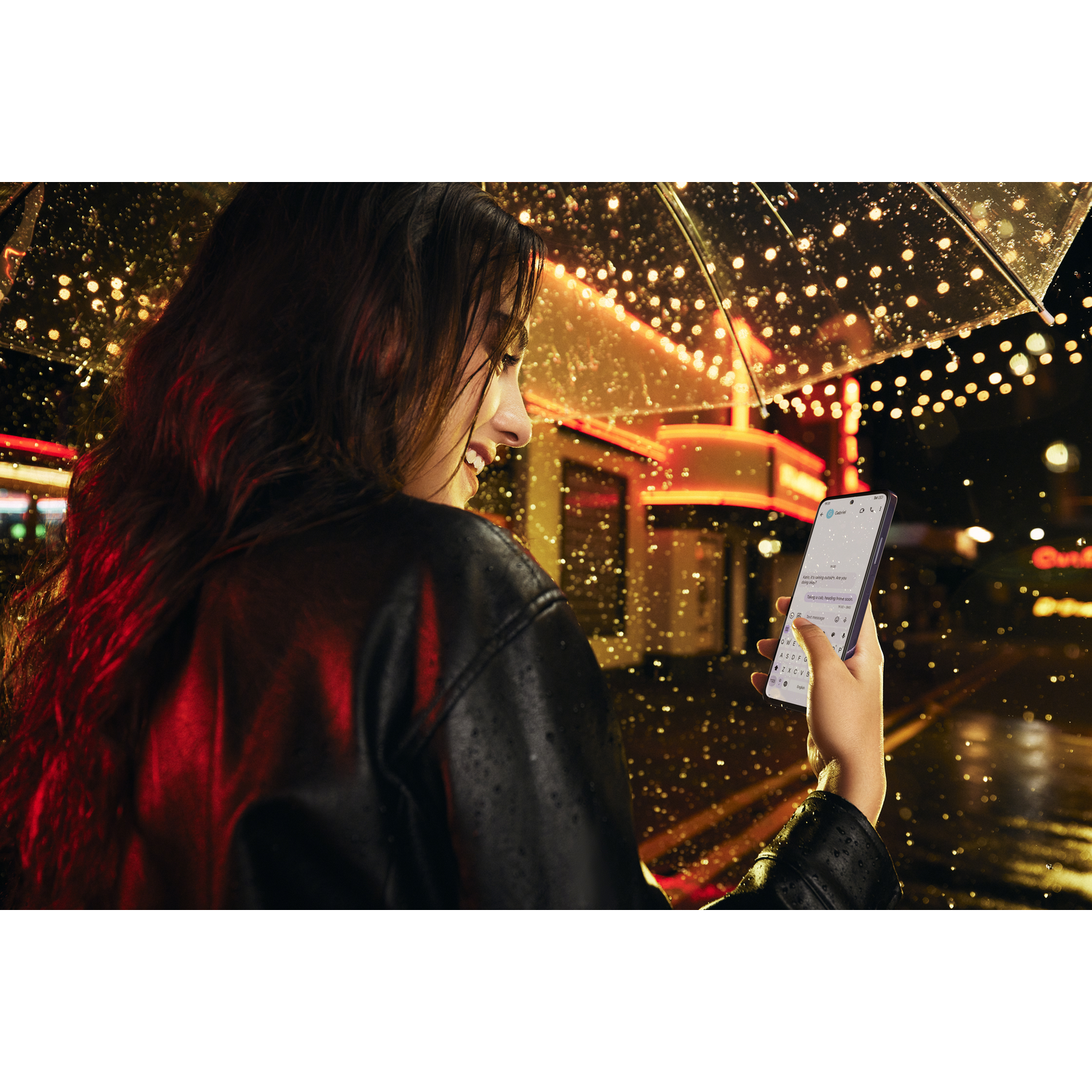 Een vrouw in een zwarte jas houdt een telefoon vast in de regen onder een paraplu. Stadslichten.