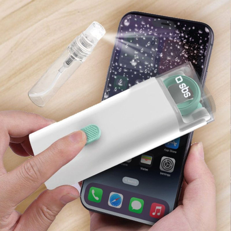 Osoba spryskująca telefon środkiem dezynfekującym, z etui i słuchawkami w tle.