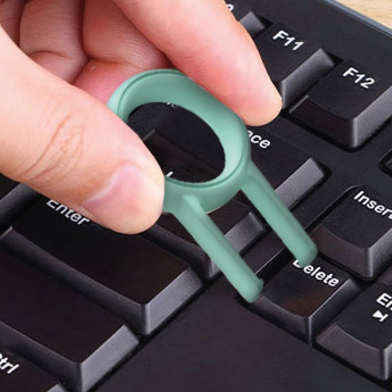 Ręka używająca ściągacza do klawiszy, aby usunąć klawisz z czarnej klawiatury.