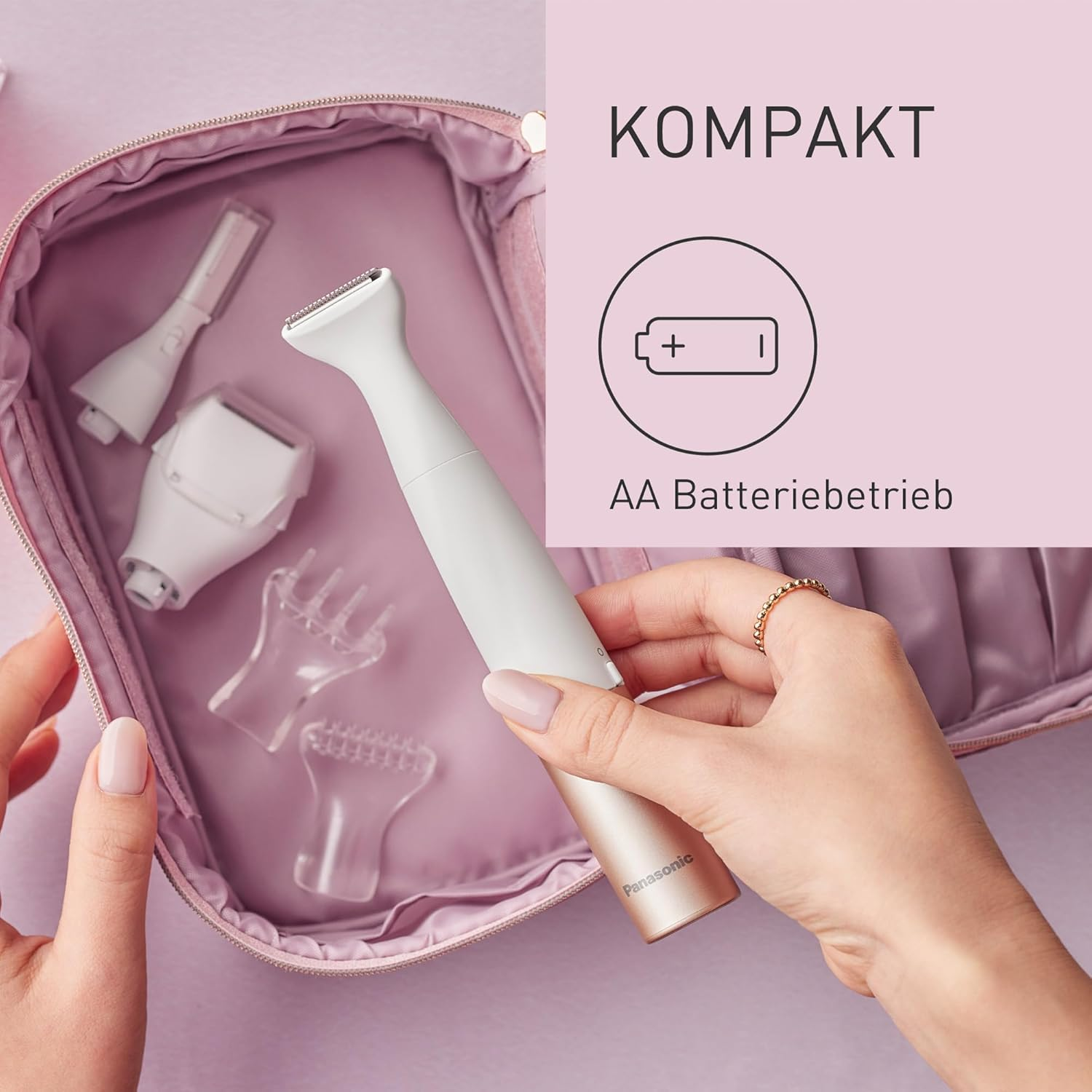 Hände einer Frau halten einen Kosmetikbeutel mit einem Haarentfernungswerkzeug und Zubehör. Die Tasche ist rosa.