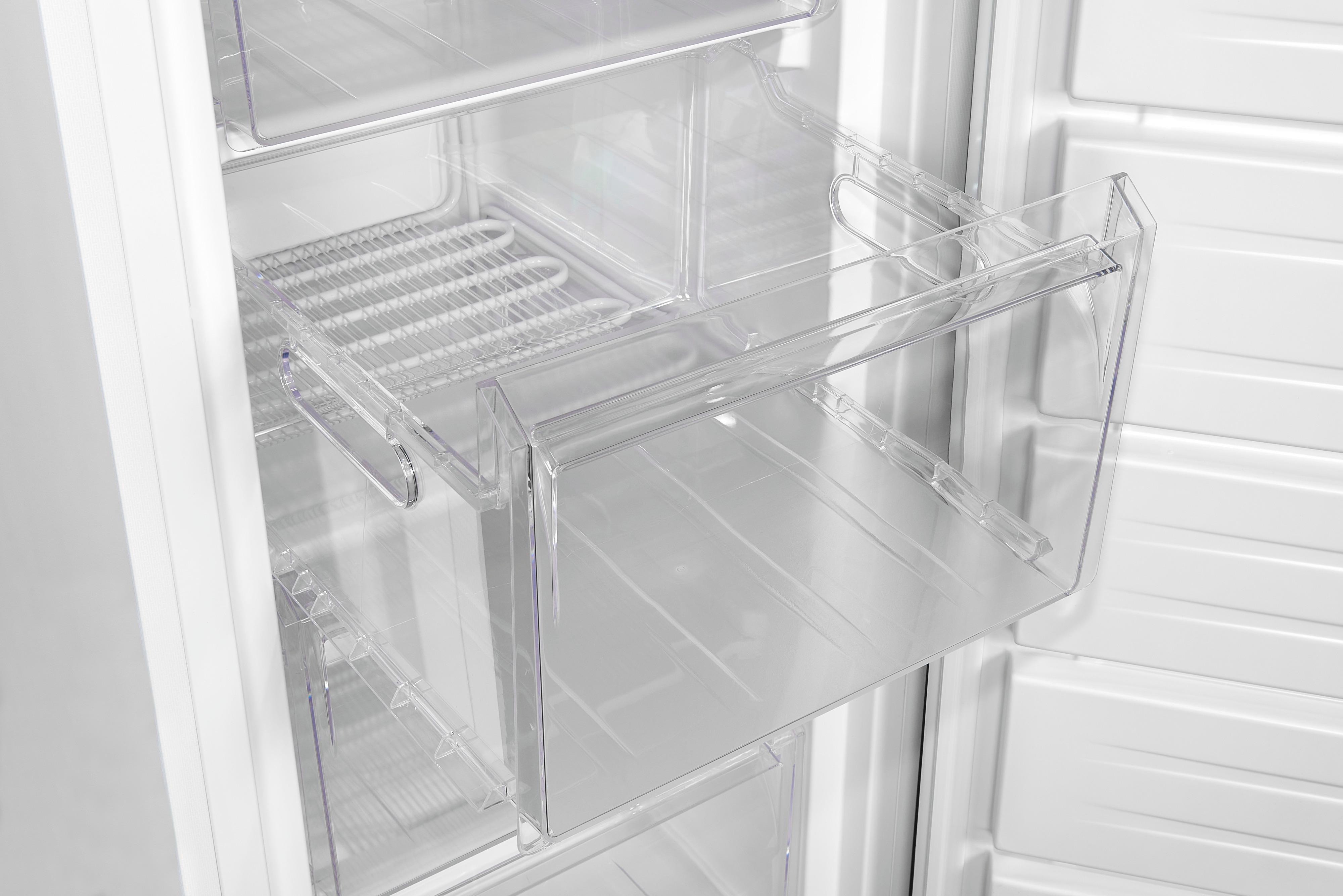 Nahaufnahme des Kühlschrankinnenraums. Transparente Kunststoffschubladen. Geöffnete Tür zeigt Regale.