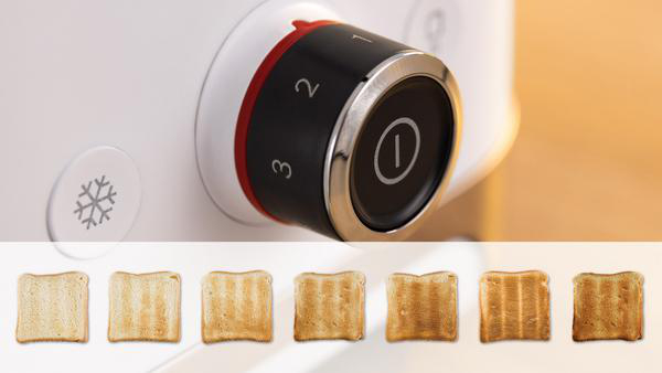Nahaufnahme eines Toaster-Drehknopfs und gerösteter Brotscheiben.