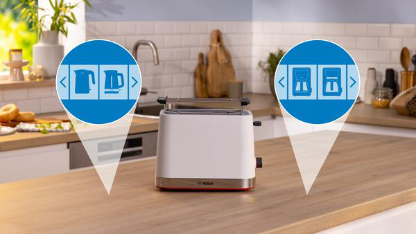 Ein weißer Toaster auf einer Holztheke mit Symbolen für Wasserkocher und Kaffeemaschine.