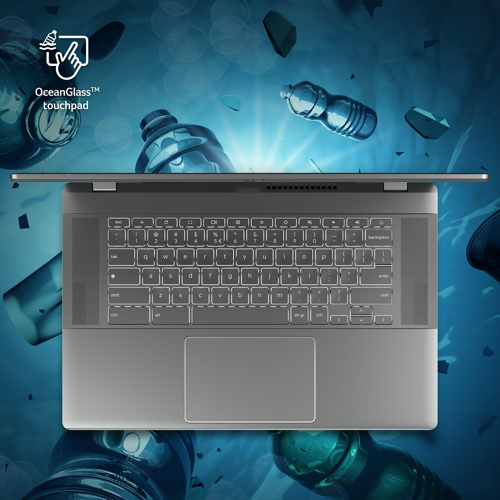 Klawiatura laptopa z panelem dotykowym OceanGlass i unoszącymi się plastikowymi butelkami na niebieskim tle.