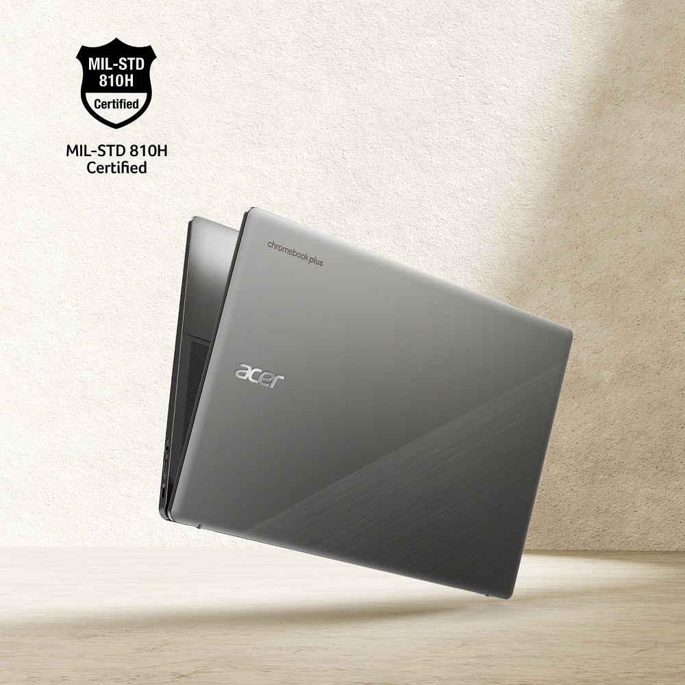 Laptop w powietrzu z tekstem. Beżowe tło.