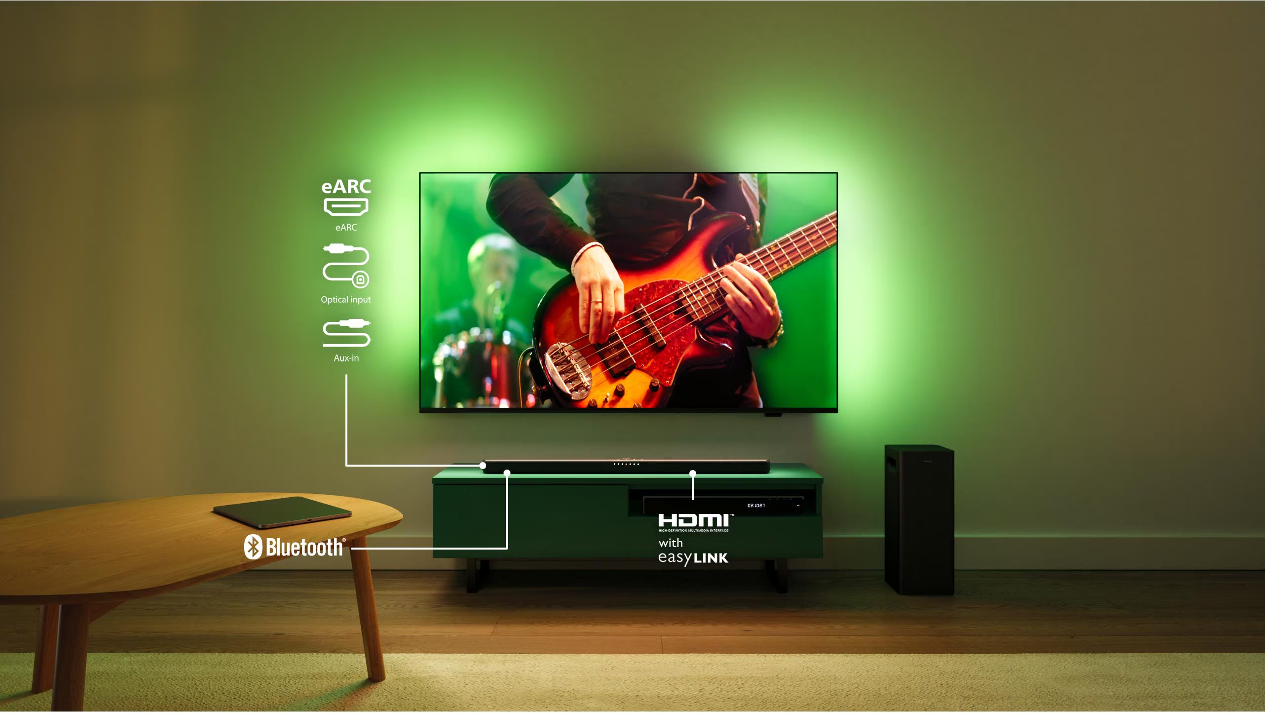 Uno schermo TV con un chitarrista, soundbar e altri dispositivi di intrattenimento domestico.