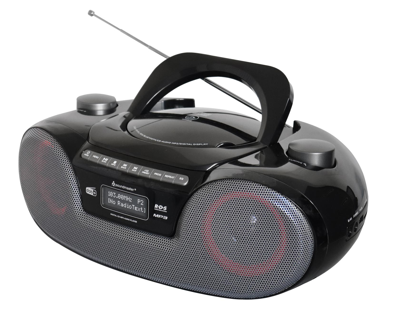 Eine schwarze Boombox mit silbernen Lautsprechergittern, einem Griff und einem Display mit Radiodetails.