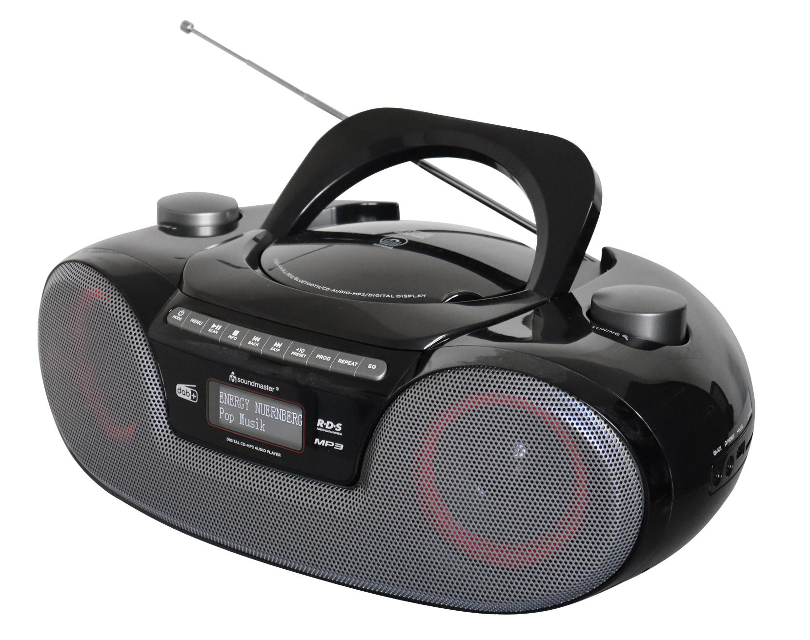 Schwarze Boombox mit Griff und Antenne. Sie hat ein Digitaldisplay und zwei Lautsprecher.