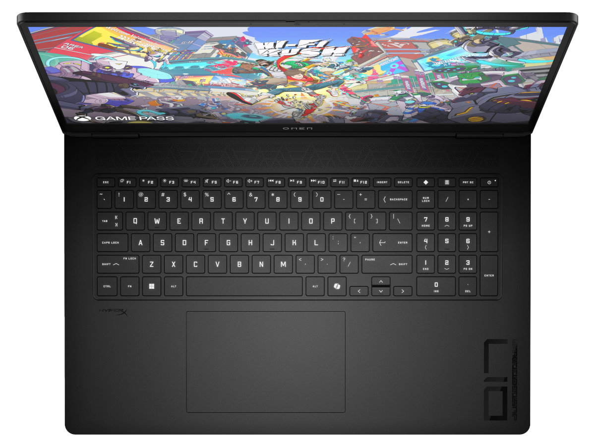 Laptop z grą na ekranie. Klawiatura widoczna, widok z góry.