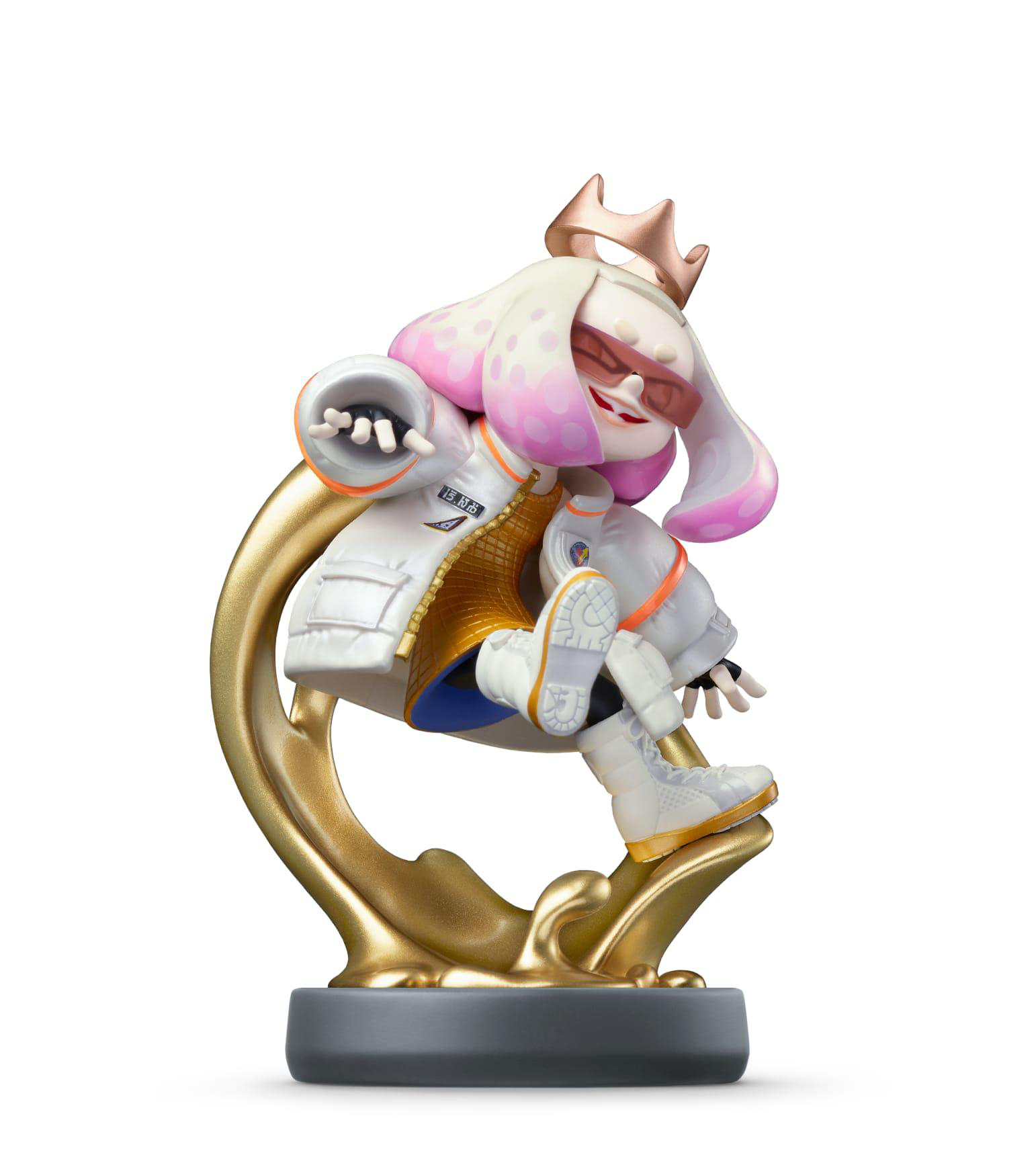 Eine Figur eines Charakters aus Splatoon auf einem goldenen Ständer, weißer Hintergrund.