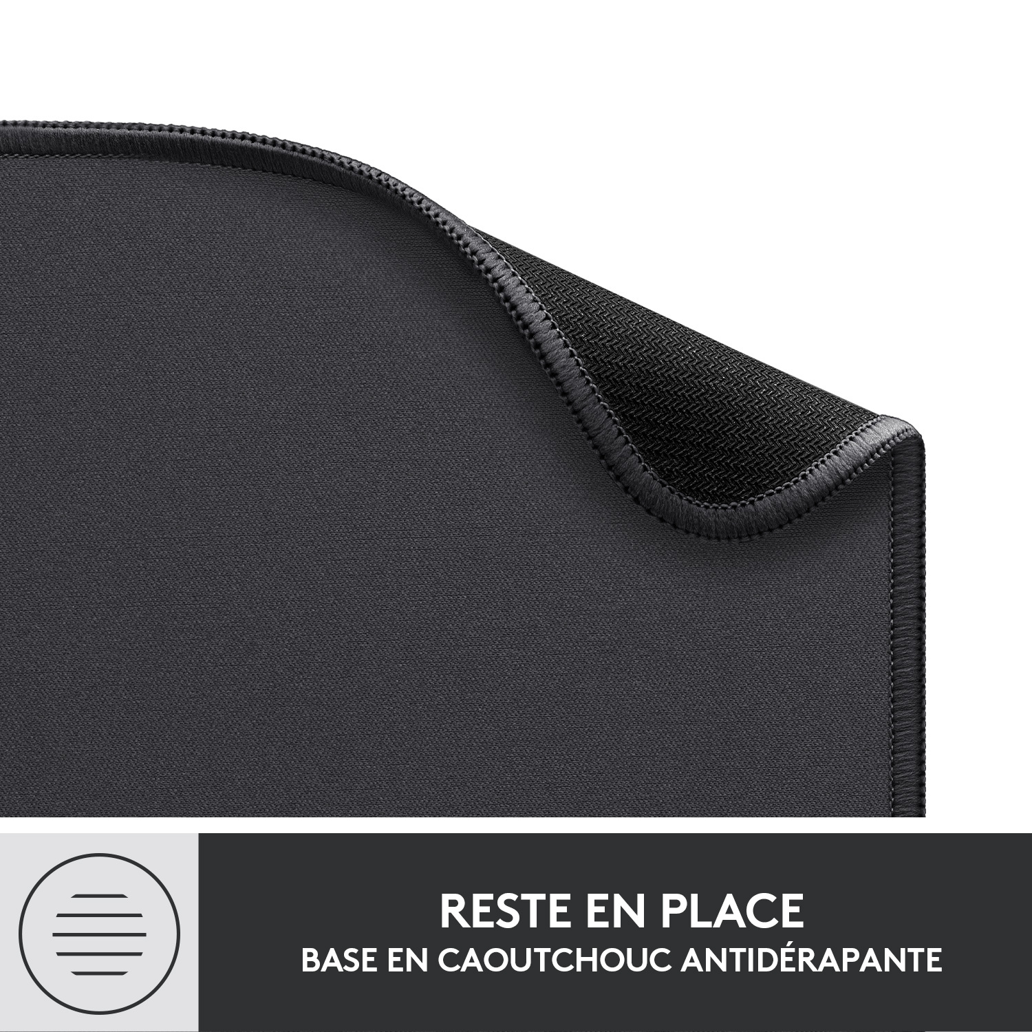 Gros plan sur un tapis de souris noir avec bord cousu et base en caoutchouc antidérapant.